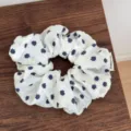Scrunchie floreale bianco e blu stile coreano per donne, dettaglio elastico capelli. - Taglia L / Bianco Floreale