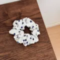 Scrunchie per capelli floreale blu e bianco stile coreano elegante accessorio per coda - Taglia S / Bianco Floreale