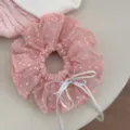 Détail chouchou cheveux en dentelle à pois rose avec nœud ruban et pendentif mignon. - Chouchou Ruban Rose