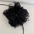 Vista dettagliata del elastico in organza nera, elegante accessorio per capelli a chignon. - Elastico Fiocco Nero