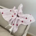 Scrunchie per capelli in tessuto a quadri rosa con fragole, vista dettaglio con pizzo. - Elastico Fazzoletto Quadrato / Fragola Rosa