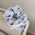 Elastico per capelli a quadretti blu fragola con fiocco in pizzo bianco, dolce accessorio. - Elastico per capelli / Fragola Blu