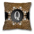 Détail de la housse de coussin léopard avec monogramme lettre Q orné de strass de luxe. - Housse de Coussin Peau de Pêche Unilatérale Sans Noyau 45x45cm