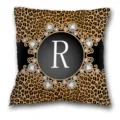 Vue détaillée de la housse de coussin léopard avec élégant cercle en diamant et lettre R. - Housse de Coussin Peau de Pêche Unilatérale Sans Noyau 45x45cm