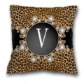 Vue détaillée de la housse de coussin léopard avec un design central de lettre V en diamant. - Housse de Coussin Peau de Pêche Unilatérale Sans Noyau 45x45cm