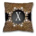 Vue détaillée de la housse de coussin léopard de luxe avec monogramme lettre X en cristal étincelant. - Housse de Coussin Peau de Pêche Unilatérale Sans Noyau 45x45cm