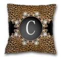 Fodera per cuscino decorativo animalier leopardato con elegante monogramma lettera C strass. - Fodera per Cuscino in Pelle di Pesca Monolaterale Senza Anima 45x45cm