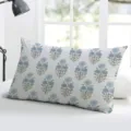 Dettaglio di federa per cuscino rettangolare in lino bianco con motivo floreale blu per casa. - Federe per cuscini in lino bianco monofacciale (senza imbottitura) - 50*30cm / modello 3