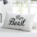 Housse de coussin rectangulaire blanche avec texte noir Her Beast pour décoration de chambre. - Taie d'oreiller double face en lin fin (Sans rembourrage) ; 50x30cm / 7