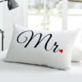 Housse de coussin rectangulaire blanche pour couple avec inscription Mr et cœur rouge. - Taie d'oreiller double face en lin fin (Sans rembourrage) ; 50x30cm / 9