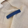 Close-up detail van een chique blauwe denim haarspeld met fijne textuurkwaliteit. - Balk Denim Haarspeld / Denim Blauw