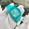 Dettaglio orologio al quarzo turchese trasparente, elegante cassa in resina con cinturino. - Blu-Verde