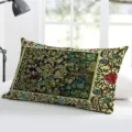 Vue détail d'un coussin long de style tapisserie vintage avec motif d'arbre floral complexe. - Taie d'Oreiller en Velou Peau de Pêche (Simple Face Sans Cœur) 50x30cm / Floral Rétro 6