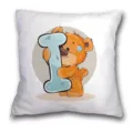 Primer plano detalle de la funda de cojín blanca con tierno oso de dibujos animados y letra I. - B202112272-9