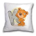 Vista detallada de funda de cojín blanca con lindo osito de peluche y letra K impresa. - B202112272-11