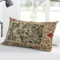 Vue detaillee du long coussin de style persan vintage, presentant un motif botanique complexe. - Taie d'Oreiller en Velou Peau de Pêche (Simple Face Sans Cœur) 50x30cm / Floral Rétro 12