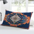 Close-up van de bohemian geometrische print rechthoekige kussenhoes, stijlvol interieur. - BZ202401207-9