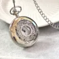 Vintage hohle florale Quarz Taschenuhr mit langer Kette Detail, klassischer Silber Anhänger. - Silber