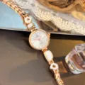 Damen unregelmäßige Armband Quarzuhr, minimalistische elegante Uhr mit weißen Akzenten. - Weiß