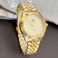 Goldfarbene Quarzuhr mit klassischer geriffelter Lünette und glänzendem Gliederarmband. - Herrenstil / Gold