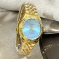 Detailansicht der goldenen Quarzuhr mit blauem Zifferblatt und funkelnden Strasssteinen. - Damenstil / Blau