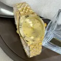 Goldene Quarzuhr Detailaufnahme, elegante geriffelte Lünette und funkelnde Zifferblattmarkierungen. - Herrenstil / Gold