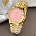 Elegante goldene Quarzuhr für Damen mit rosafarbenem Zifferblatt und glänzendem Metallarmband. - Herrenstil / Rosa