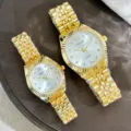Klassisches goldenes Paar-Quarzuhr-Set mit silbernem Zifferblatt und Strass für Damen und Herren. - Damenstil / Weiß