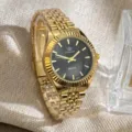 Nahaufnahme einer goldenen Quarzuhr mit schwarzem Zifferblatt und strukturiertem Armband. - Damenstil / Schwarz