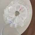 Weißer Spitzen-Haargummi mit hübscher Schleife, elegantes Haaraccessoire für Frauen. - Blau Schleife Haargummi