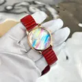 Bunte Regenbogen-Zifferblatt Quarzuhr mit rotem elastischem Dehnarmband und Roségoldgehäuse - Rot