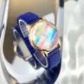Lässige Mode Quarz Damenuhr mit buntem Regenbogen Zifferblatt und blauem Stretcharmband. - Dunkelblau