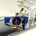 Nahaufnahme Detail der Damenuhr mit blauem Farbverlauf und magnetischem Milanaise Armband. - Blau