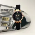 Detailansicht der luxuriösen Damen Quarzarmbanduhr mit schwarzem Zifferblatt und Armband. - Schwarz