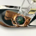 Grünes Farbverlauf Zifferblatt Quarzuhr mit Roségold Mesh Magnetarmband Detailansicht. - Roségold Grünes Zifferblatt