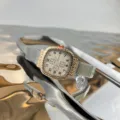 Detailansicht einer stilvollen quadratischen Quarzuhr mit roségoldener Lünette und Armband. - Silber