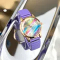 Schöne Quarz Damenuhr mit lila Stretch Armband und auffälligem Regenbogen Zifferblatt. - Lila