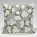 Primo piano dettagliato della federa decorativa grigia con motivo floreale bianco. - Federa in Tessuto Effetto Pesca 45x45cm / BZ202406017-2
