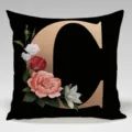 Funda de cojín negra con letra C dorada y elegante diseño floral de rosas vintage sofá. - Funda de cojín de piel de melocotón de una cara; Relleno no incluido; 45x45 cm