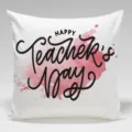 Primer plano detallado de cojín decorativo con acuarela rosa y texto de profesor. - Estilo 4