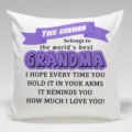 Weisser quadratischer Kissenbezug mit liebevollem Oma Text fuer Wohnzimmersofa Dekoration. - Einseitiger Pfirsichhaut Kissenbezug (Ohne Füllung) 45x45cm / BZ20240508-6