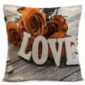 Vintage Leinen Kissenbezug mit schwarz-weißer Holzmaserung, roten Rosen und LOVE Text. - Stil 10