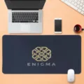 Grande tappetino da scrivania gaming con motivo geometrico dorato e logo Enigma superficie liscia. - SBD202502028-11