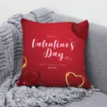 Vue détaillée de la housse de coussin décorative de Saint-Valentin rouge sur canapé gris. - BZ202301202-7