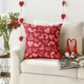 Détail du coussin rouge de Saint-Valentin avec des motifs de cœur sur un canapé. - Z1959BZ21