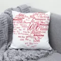 Gros plan d'une taie d'oreiller blanche avec typographie d'amour rouge sur canapé. - BZ202301202-11