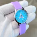 Detailansicht der süßen Kinderuhr mit lilafarbenem Silikonarmband und blauem Regenbogen. - Lila