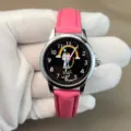 Kinder Quarz-Armbanduhr mit rosa Lederarmband und schwarzem Katzenzifferblatt, schön. - Fuchsia