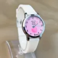 Kinder rosa Pfirsich Quarzuhr Detailansicht mit weißem Silikonarmband und süßem Zifferblatt. - Weiß