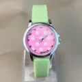 Süße Kinder Quarzuhr mit grünem Silikonarmband und rosa Kirschblüten Zifferblatt für Mädchen. - Senfgrün